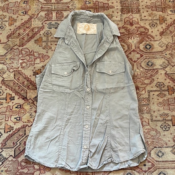 Bella Dahl | Tencel sleeveless button down blouse medium light blue - Picture 2 of 7